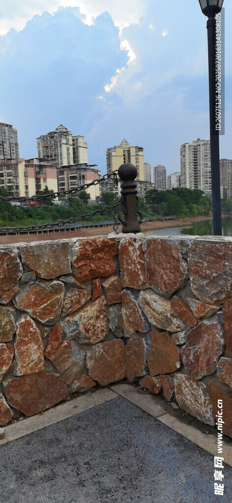 石墙边的城市风景