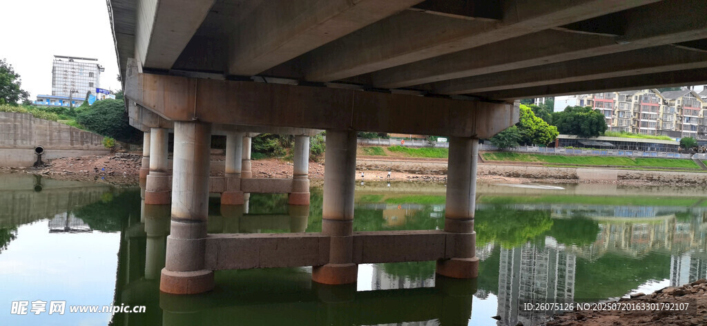 桥下河畔风景