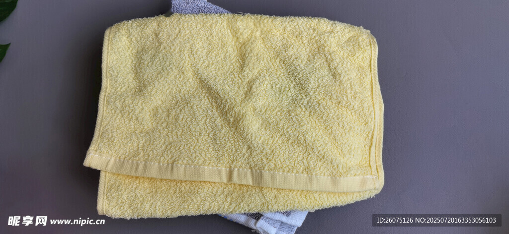 黄色折叠毛巾