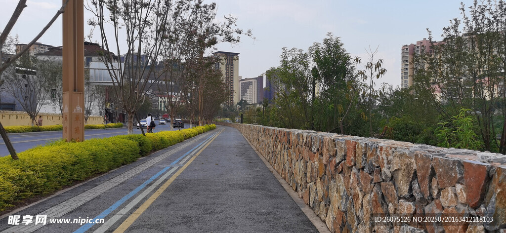 城市中石砌围墙旁的道路