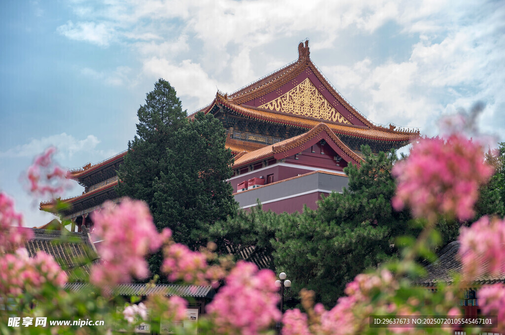 古建紫薇相映成趣