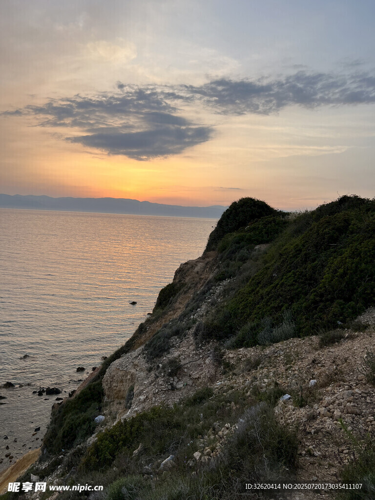 海边黄昏时的嶙峋岩石