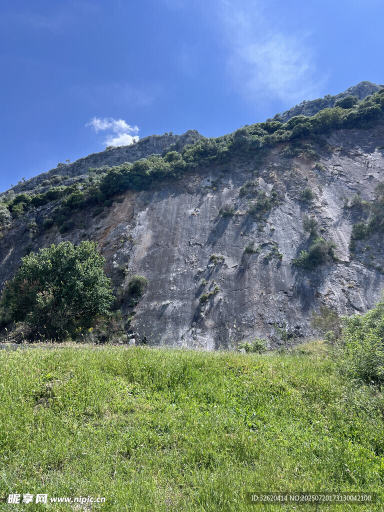 山坡草地与岩石景观