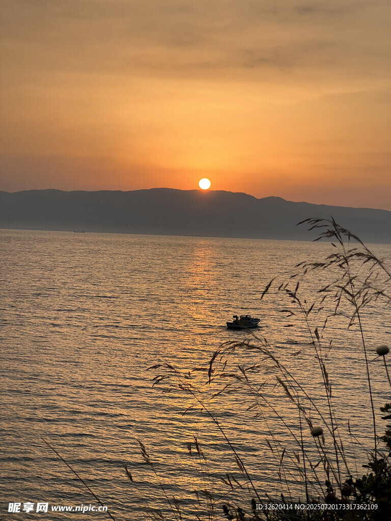 夕阳下的宁静湖面