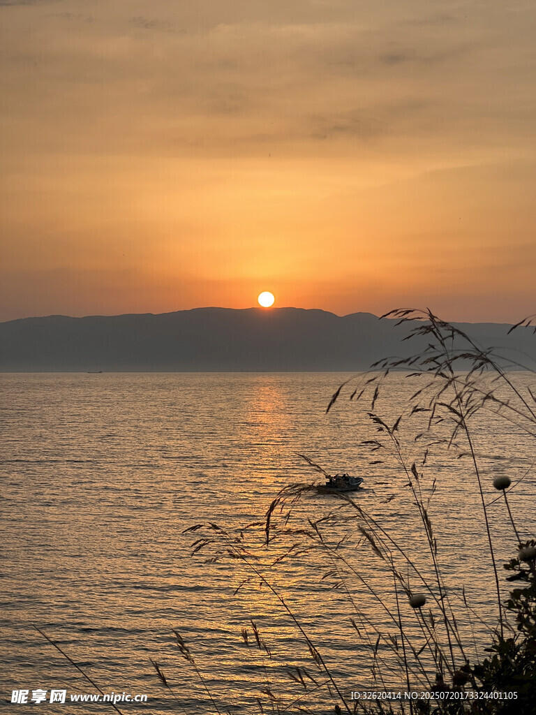 湖畔日落美景
