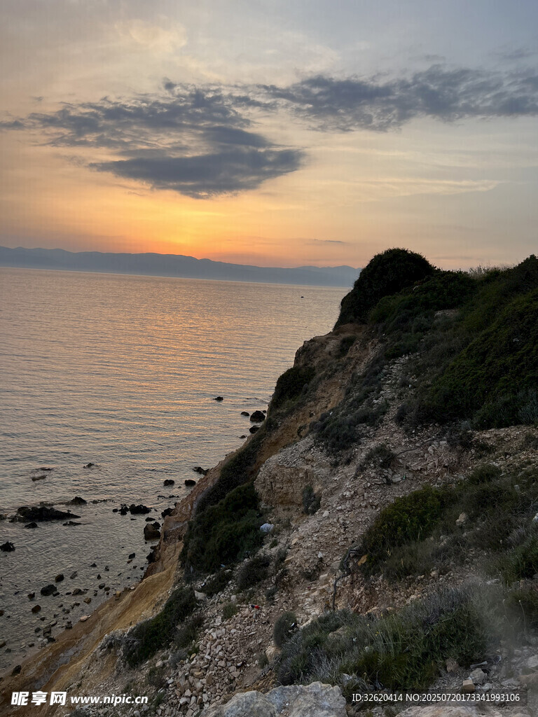 海边黄昏时的崖岸美景