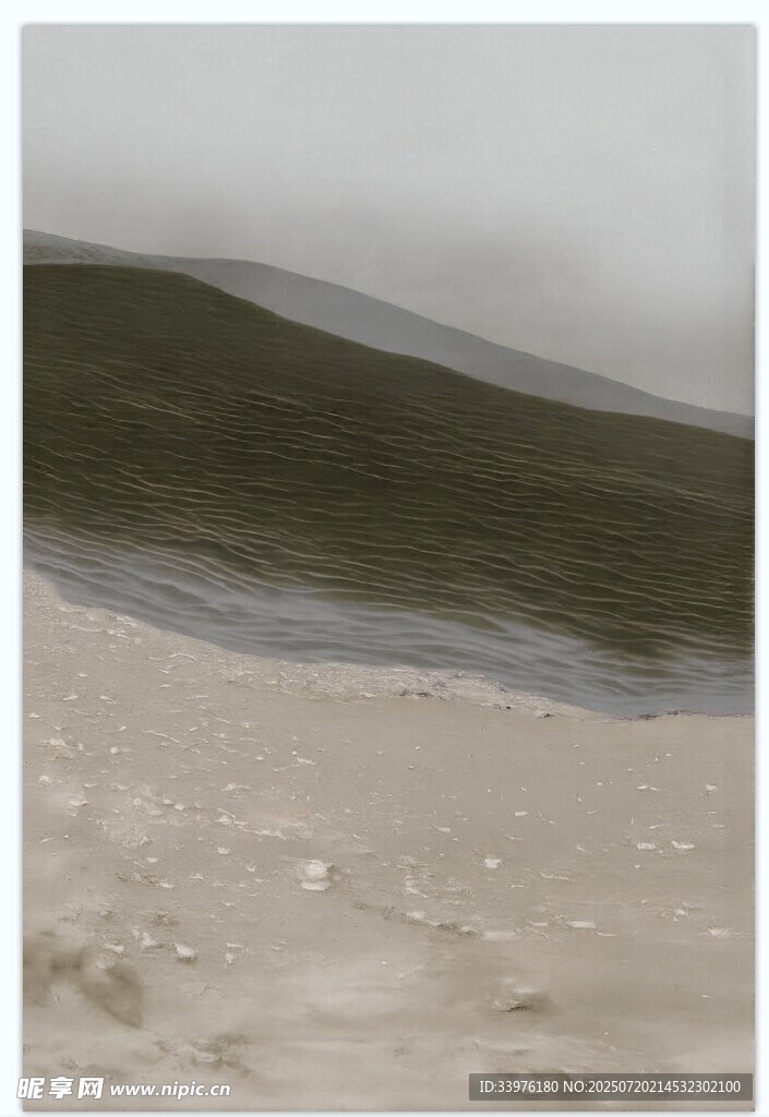 沙滩边的海浪与灰蒙天空