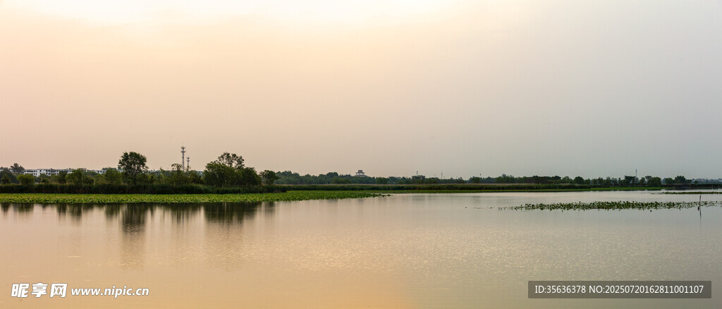湖畔晨曦下的美景