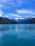 湛蓝湖水与远处山峦美景