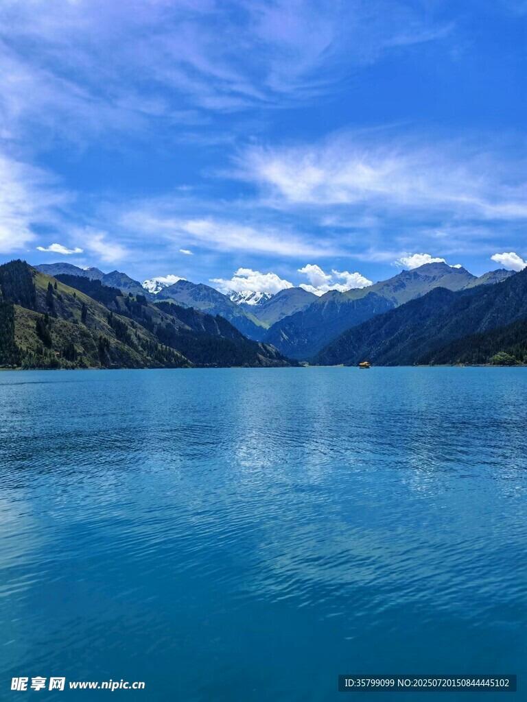 湛蓝湖水与远处山峦美景