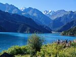高山湖畔美景