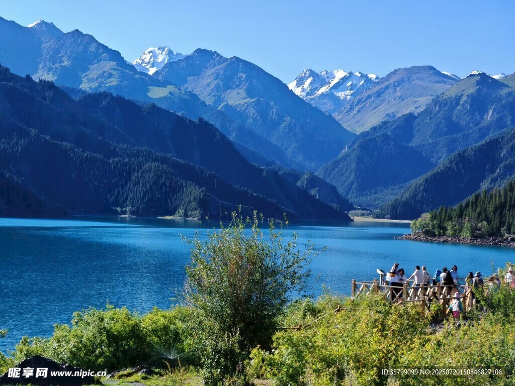 高山湖畔美景