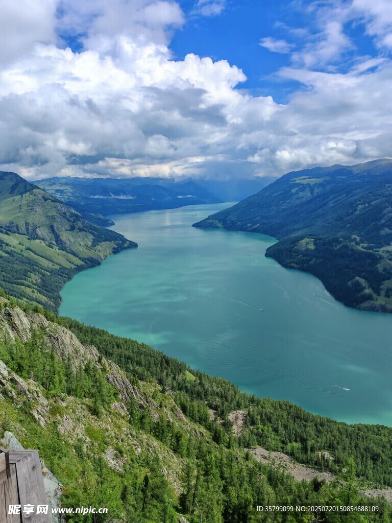 高山环绕的碧绿湖泊美景