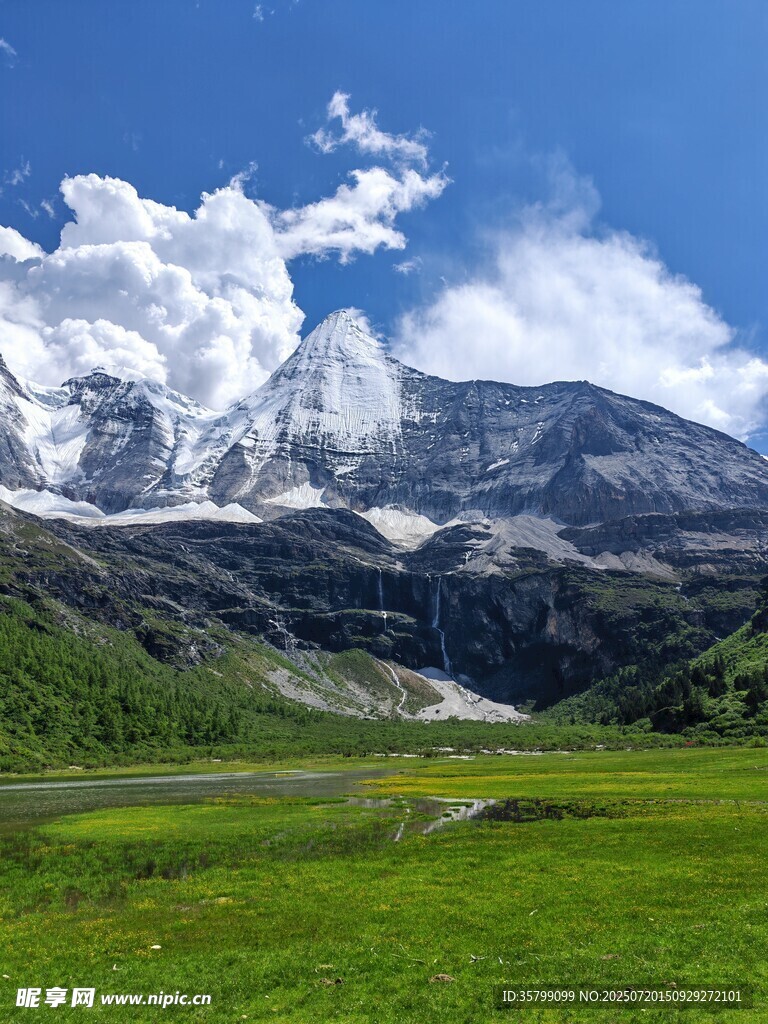 壮丽高山下的绿野风光