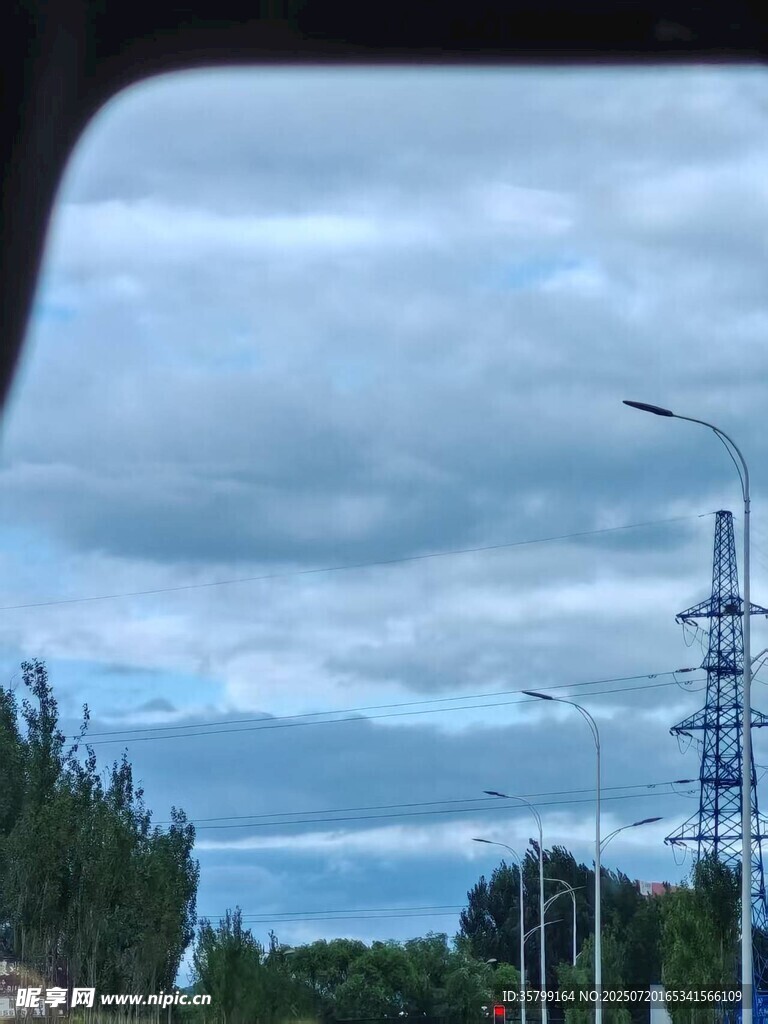 车窗外的湖景与天空