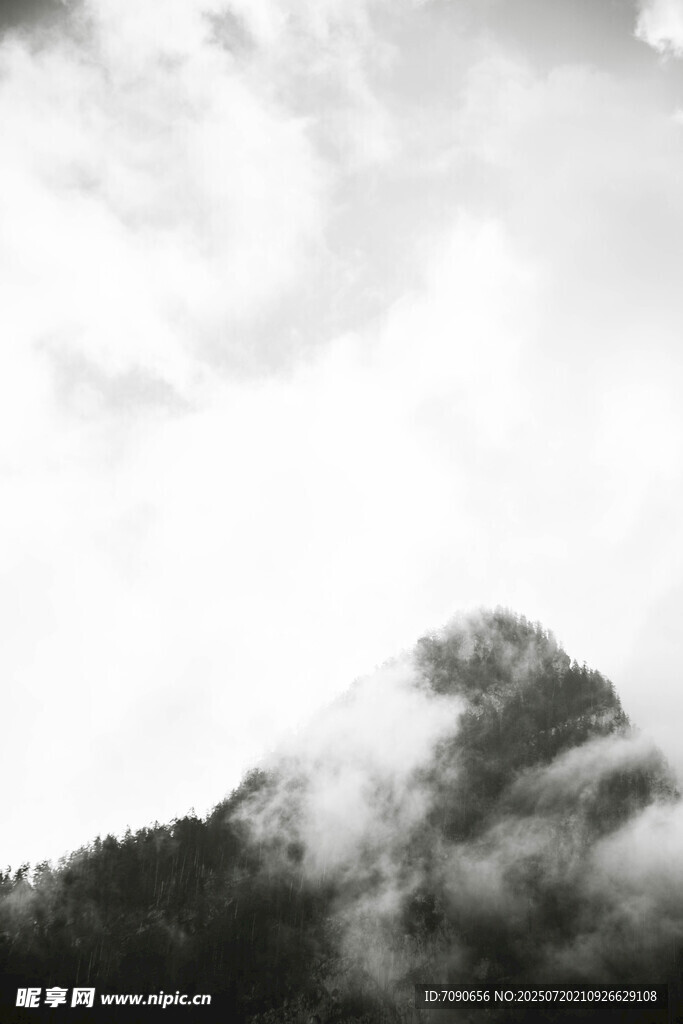 云雾缭绕的山峰
