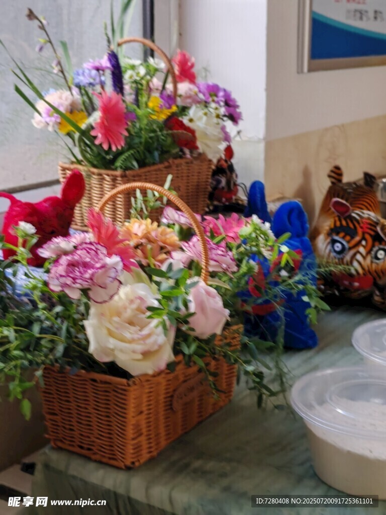多彩花篮装点温馨空间