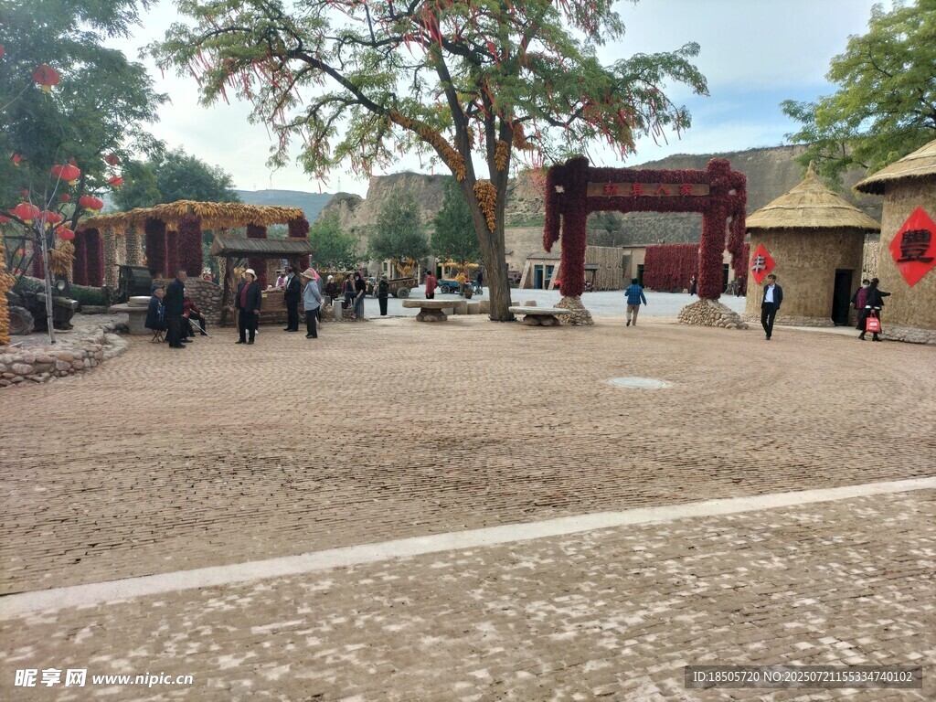 古村广场热闹景象