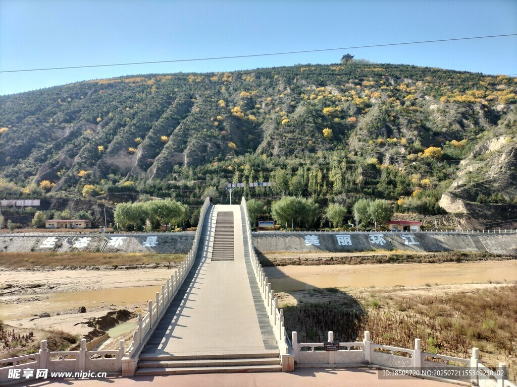 山间长桥景观