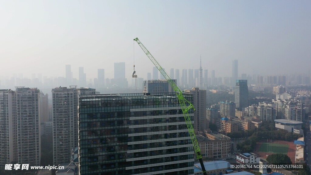 城市高楼与远处吊车景观