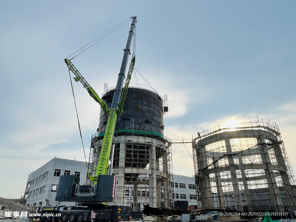 施工现场的起重机与建筑