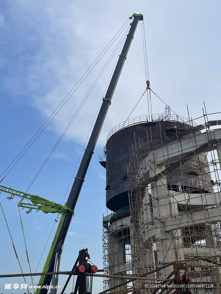 建筑施工现场起重机作业