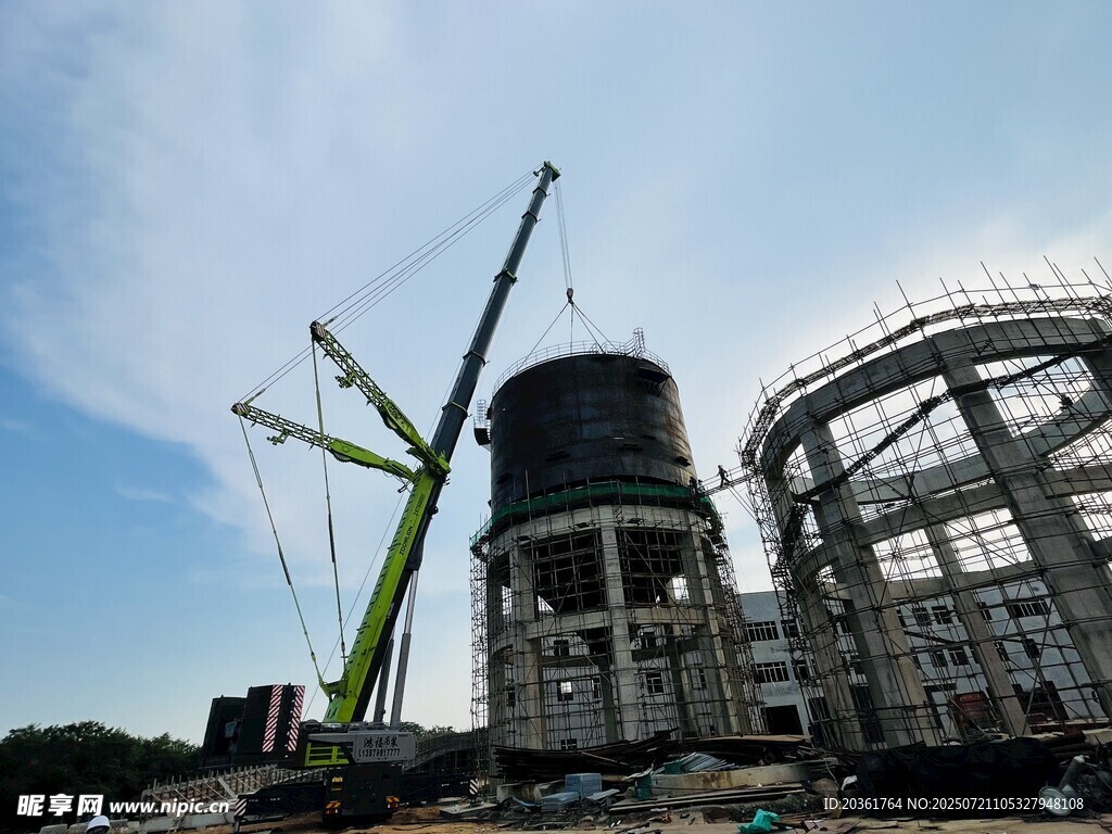 施工现场的起重机与建筑