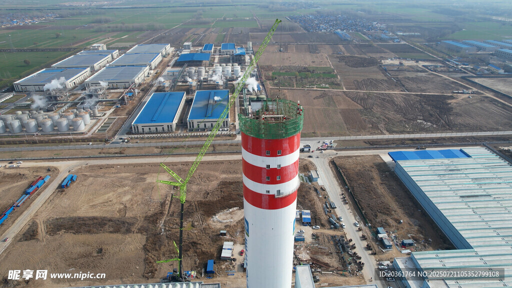 高耸烟囱下的工业建设场景