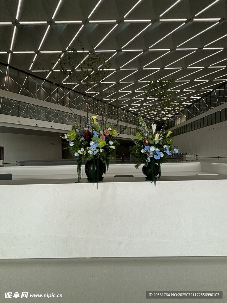 机场大厅的安保人员