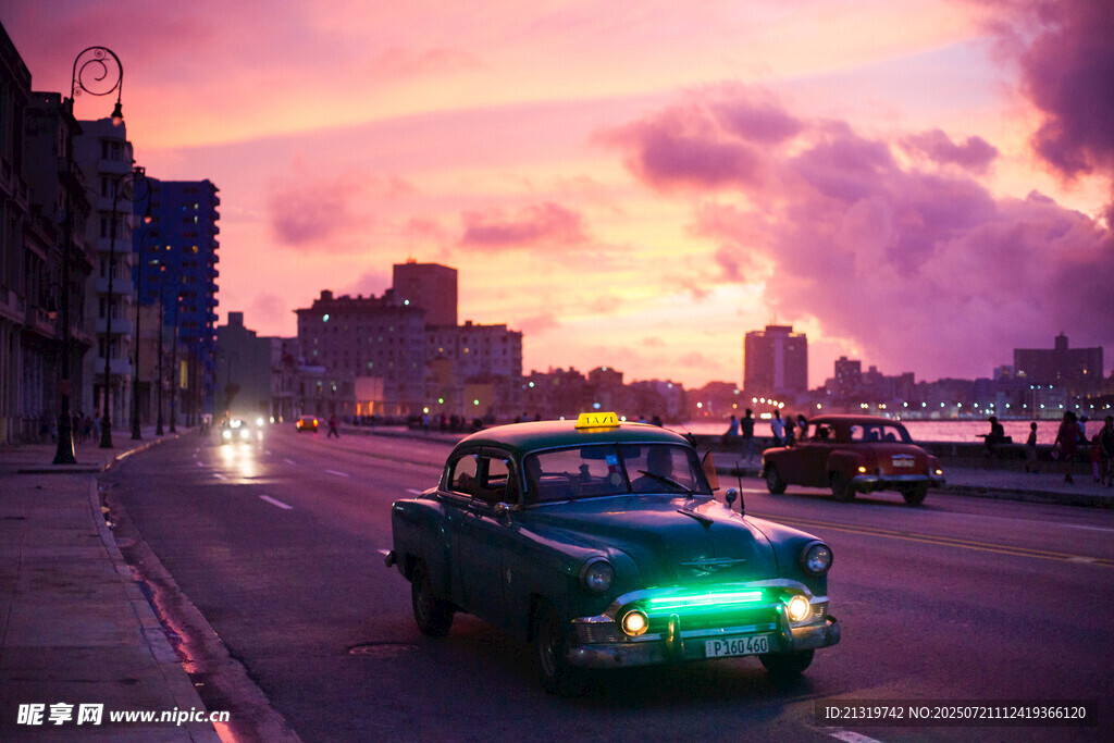 黄昏下的复古汽车