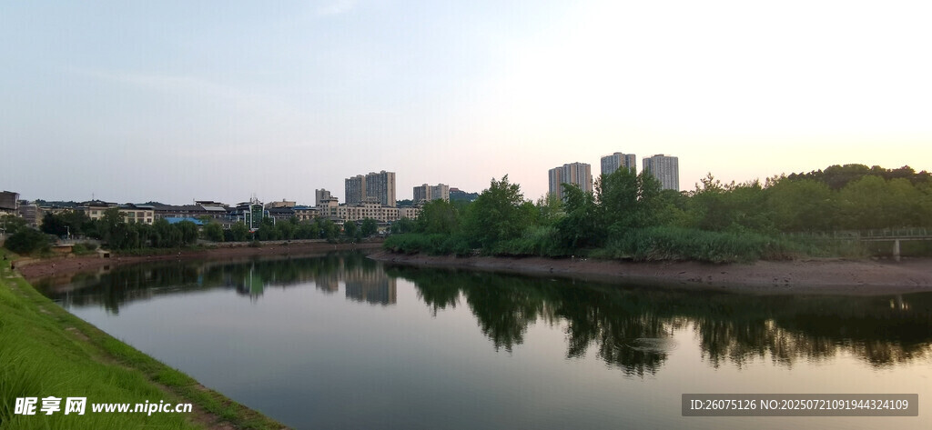 湖畔黄昏美景