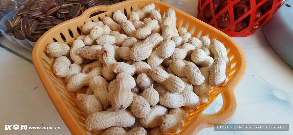 盘中美味香脆花生
