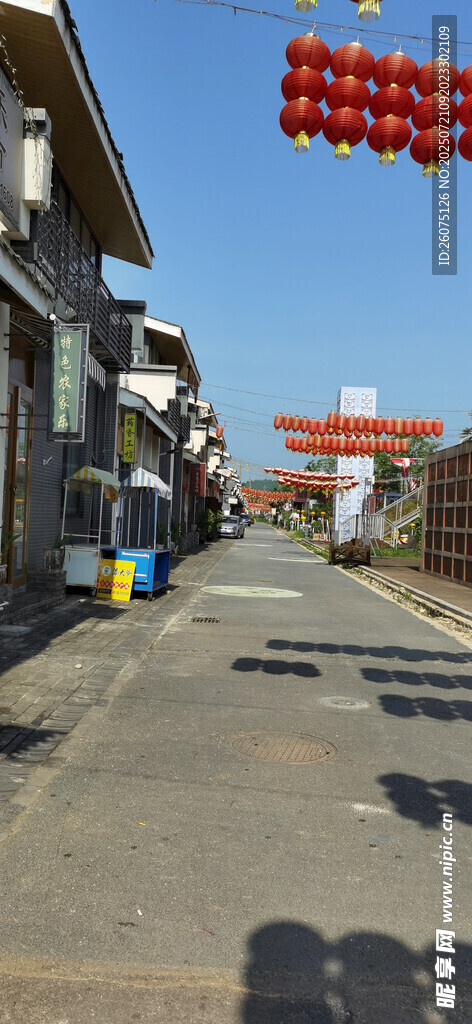街道上的红色灯笼装饰