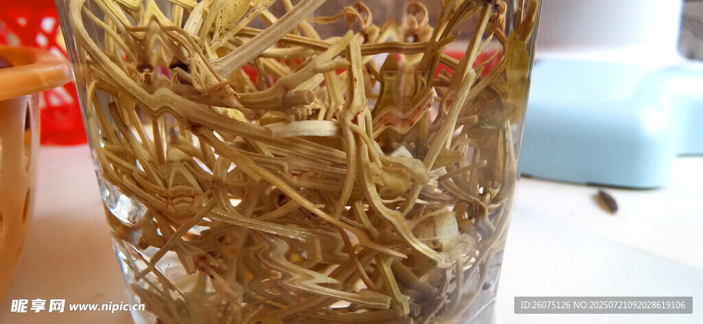 透明容器里泡开的莓茶