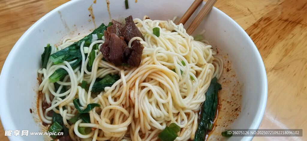 美味牛肉干拌面
