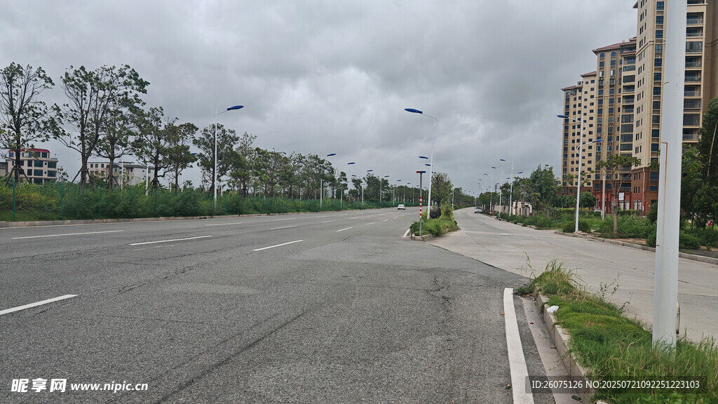 空旷道路旁的林立高楼