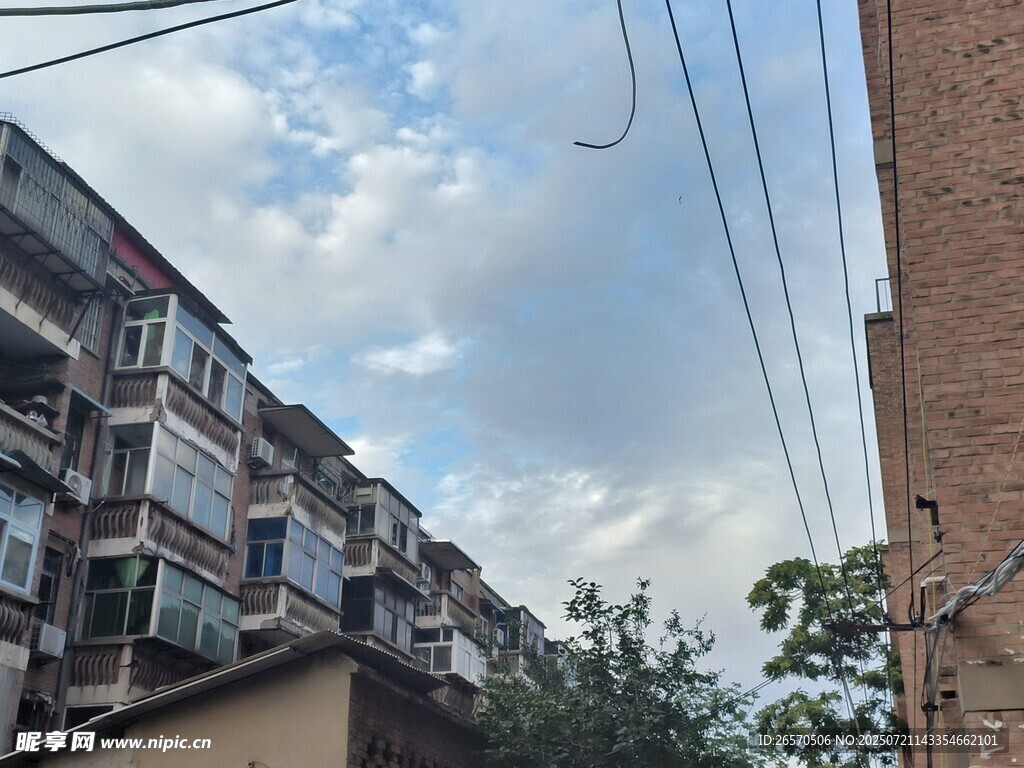 老旧居民楼与空中电线