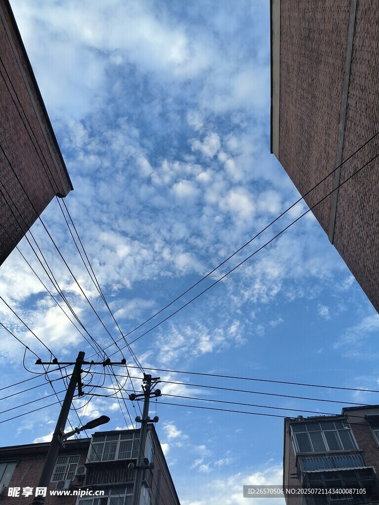 仰望城市天空与电线