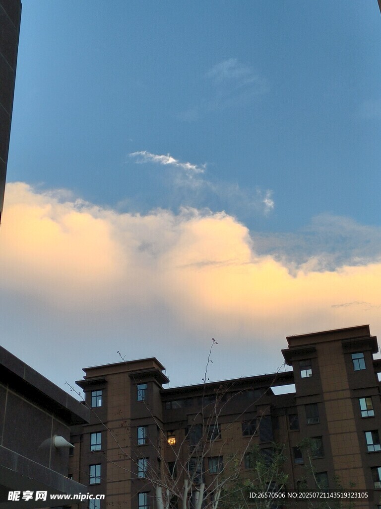 夕阳下的城市建筑景观