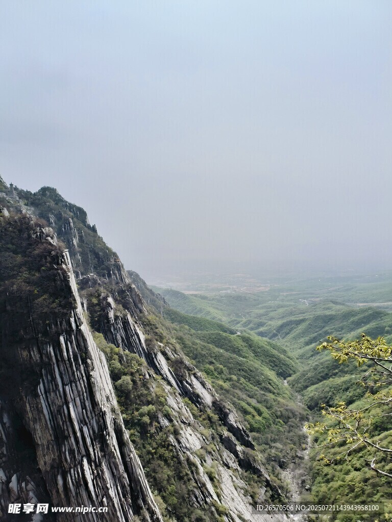 巍峨山峦