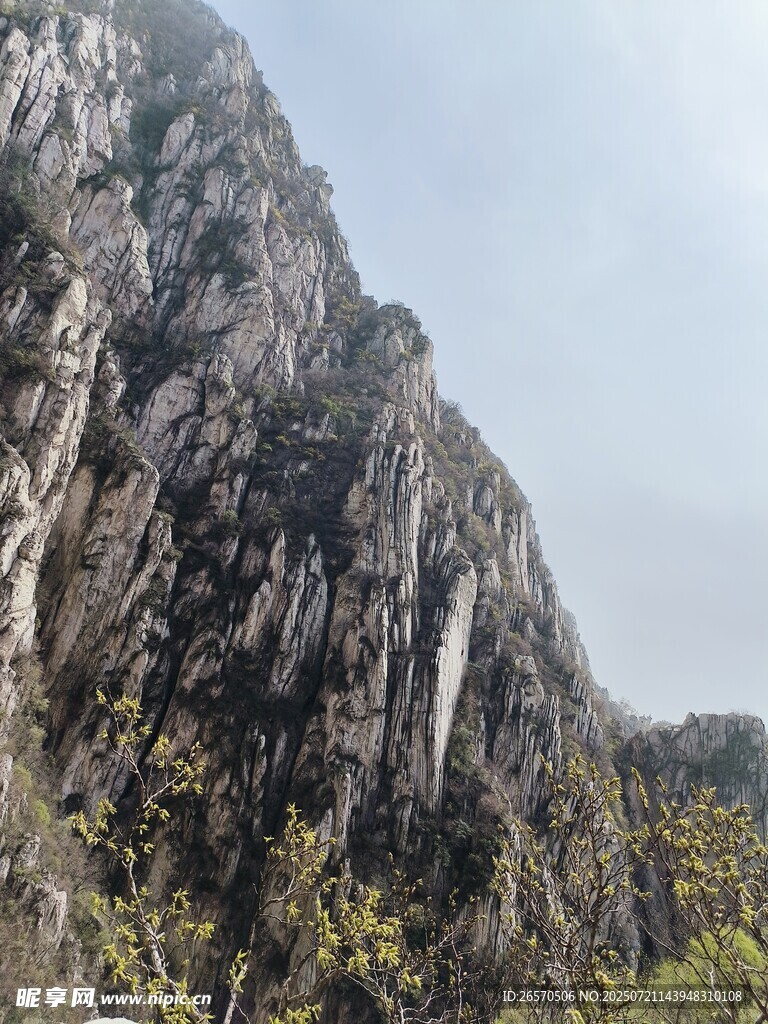 巍峨嶙峋的壮丽山景