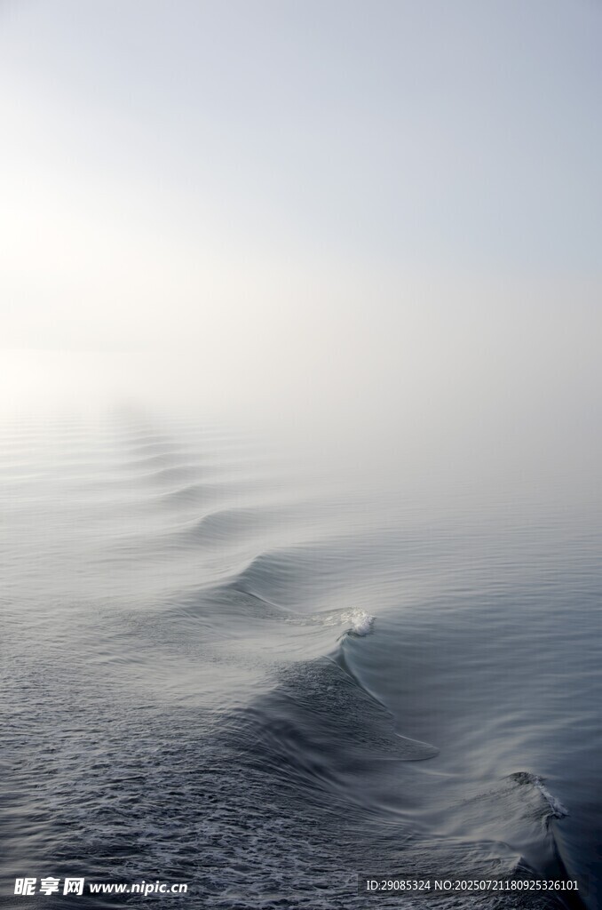 海上雾中波浪景观