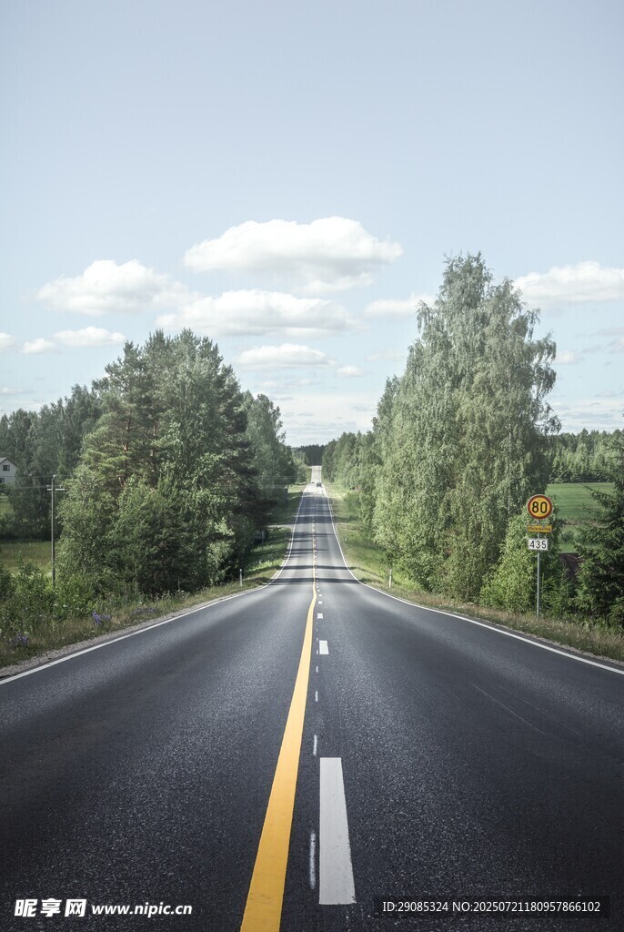 宽阔公路延伸向远方