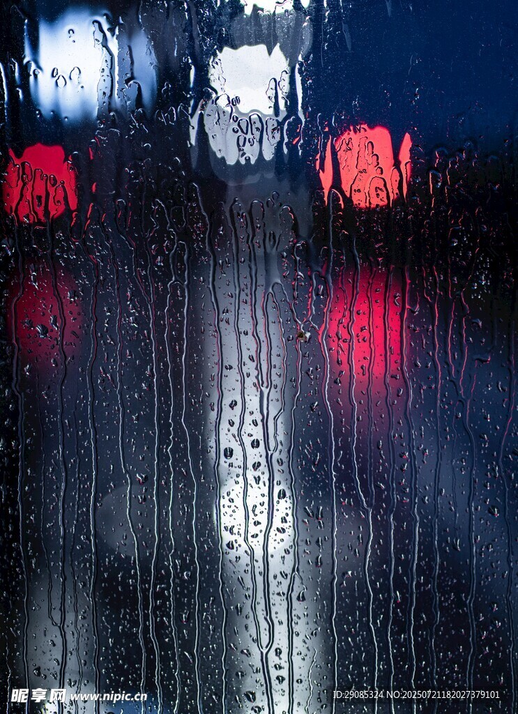 雨夜行车尾灯映照积水路