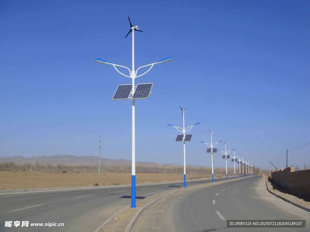 公路旁的太阳能风力路灯