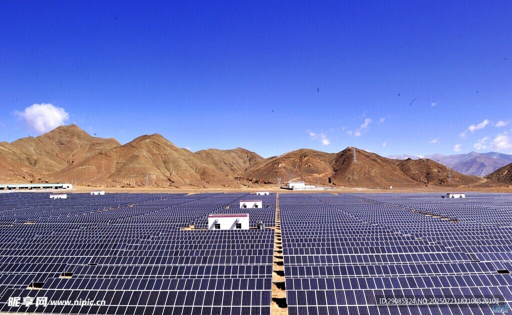 沙漠中的大型太阳能光伏场