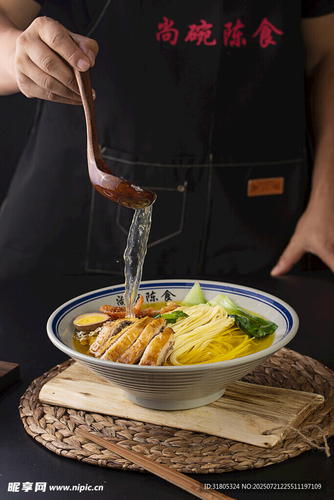 美味面食浇汁瞬间