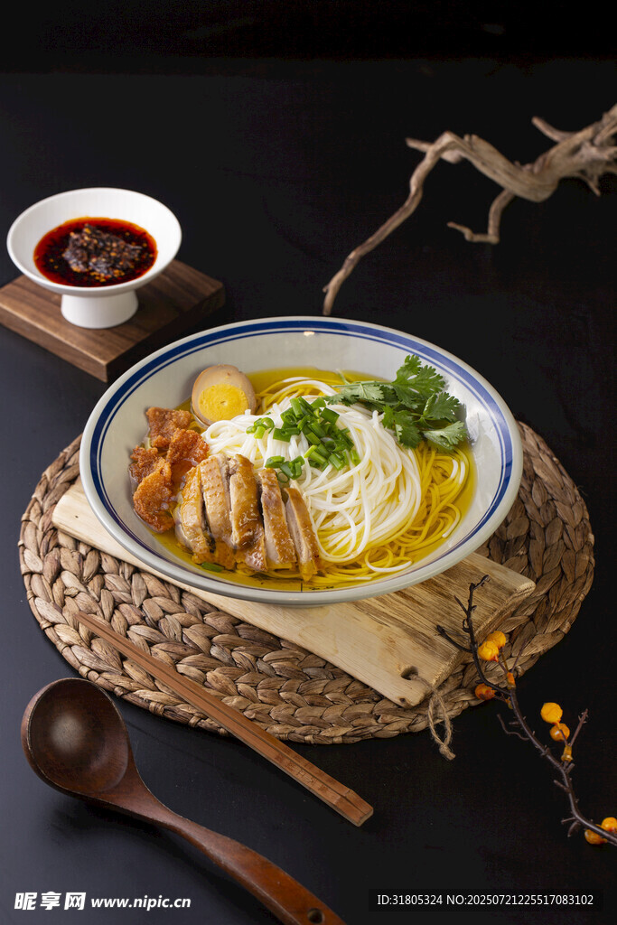 美味鸡汤面鸡肉鲜嫩诱人
