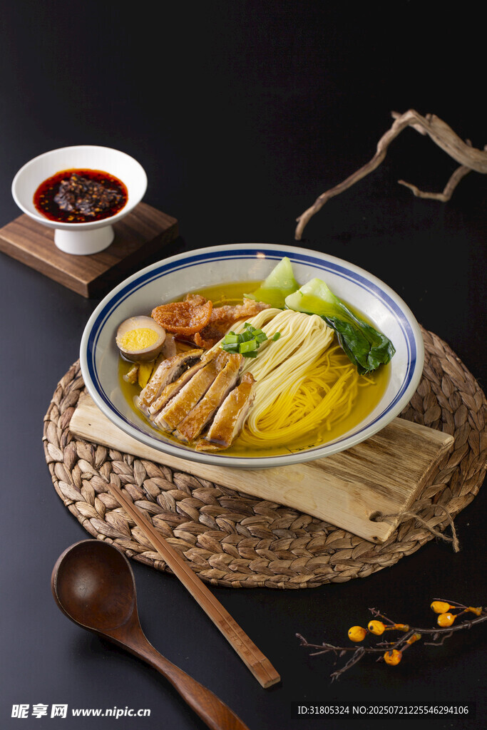 美味白切鸡配特色蘸料