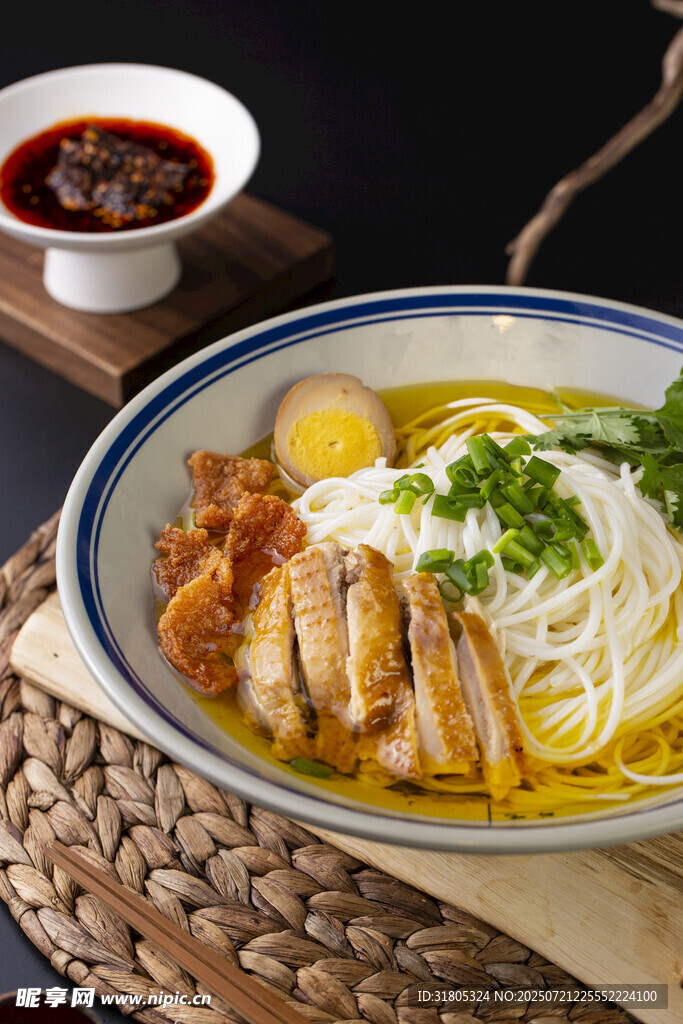 美味鸡肉米线配特色蘸料